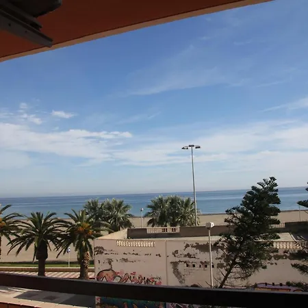 En Primera Linea De Playa, Con Vistas A La Playa Y Con Wifi