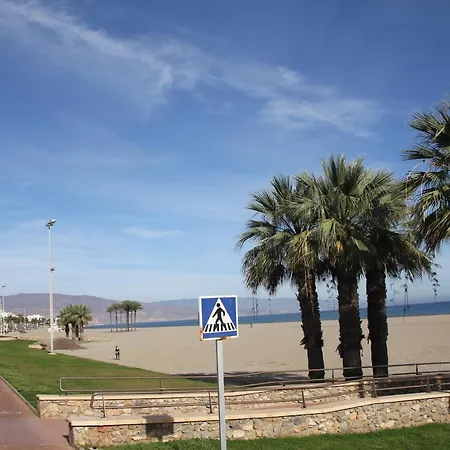 Apartment En Primera Linea De Playa, Con Vistas A La Playa Y Con Wifi *