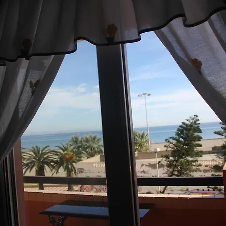 En Primera Linea De Playa, Con Vistas A La Playa Y Con Wifi